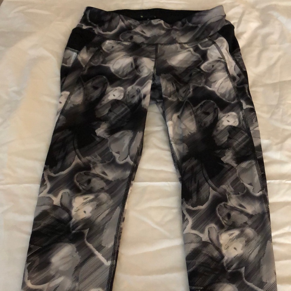 Capri floral patterned athletic leggings
